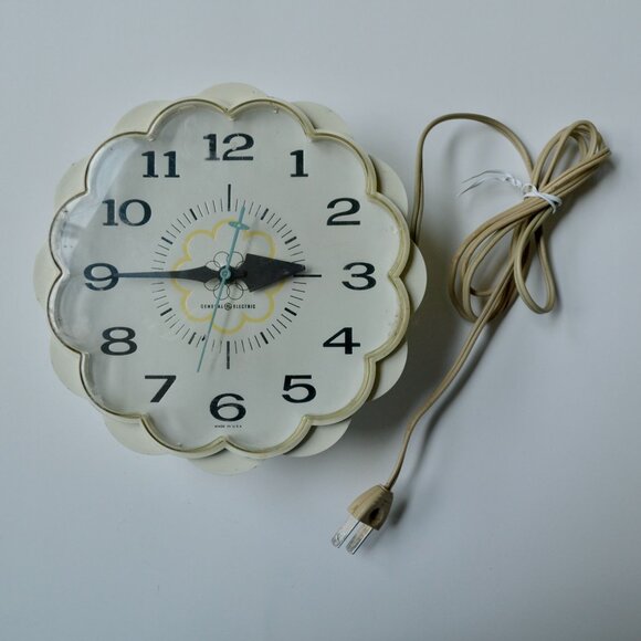 GE General Electric Clock Model 2150 Daisy 1970's Vintage Electric 7 inch - Picture 2 of 7
